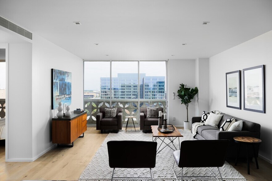 Open living space with views - 1801 Lavaca St