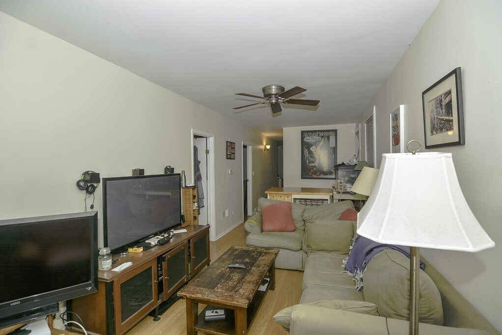 Building Photo - 1436 W Belmont Ave