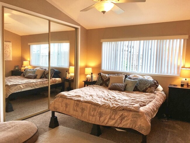 Building Photo - Beautiful 3 Bedroom 2 Bath Home~ Adorable!