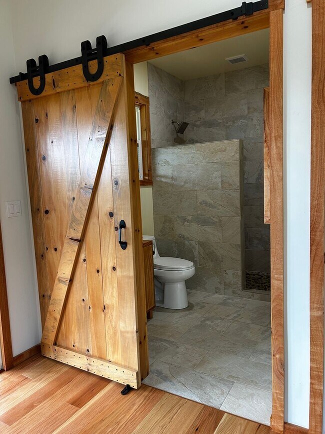 Building Photo - Brand New Luxury Furnished 3 bed 2 bath Ho...