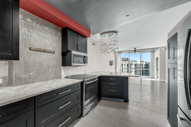 Building Photo - “Luxury, Location, Lifestyle — All at The ...