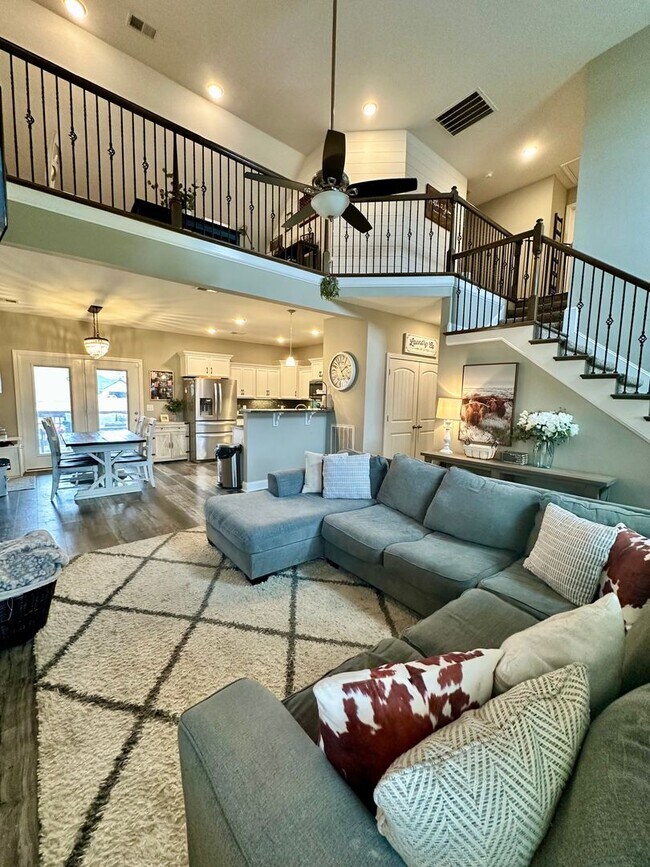 Building Photo - Pet Friendly Three Bedroom with Bonus!