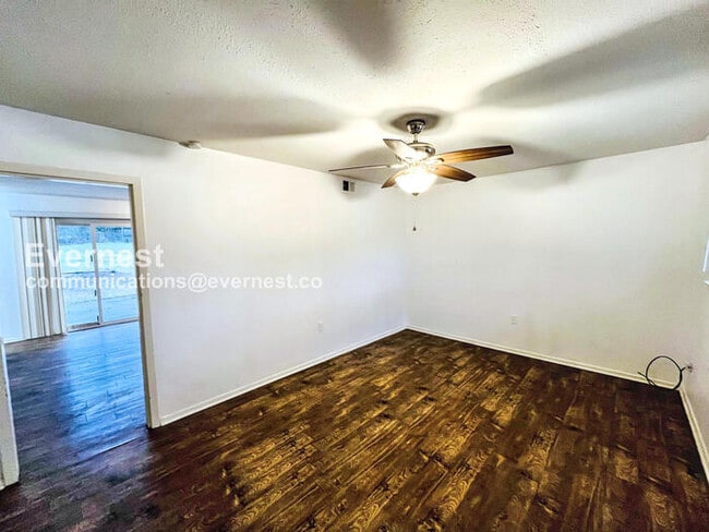 Building Photo - 1460 Woody Dr