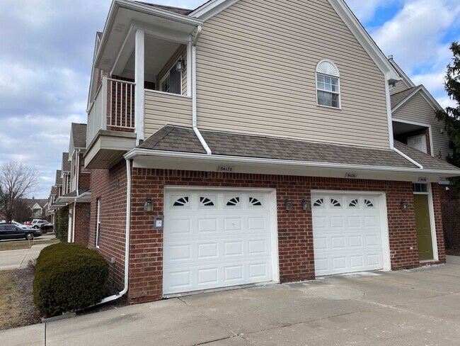 Building Photo - Shelby Township 2 Bedroom, 2 Bath Condo-St...