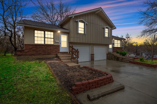 Building Photo - 618 E Johnston St