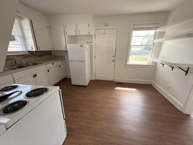 Building Photo - Updated 3BR Home Near USC + Solar Savings