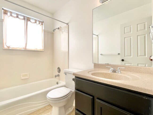 Building Photo - Lovely Sandy Home in Well Kept Neighborhood!