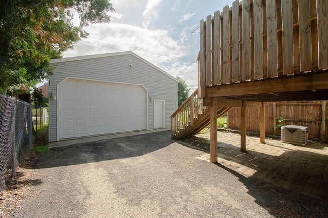 Building Photo - Spacious 2 Bed, 1.5 Bath with Oversized Garage!