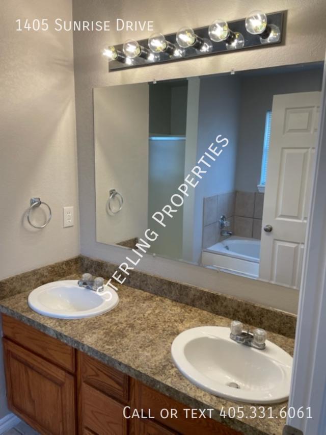 Building Photo - 1405 Sunrise Dr
