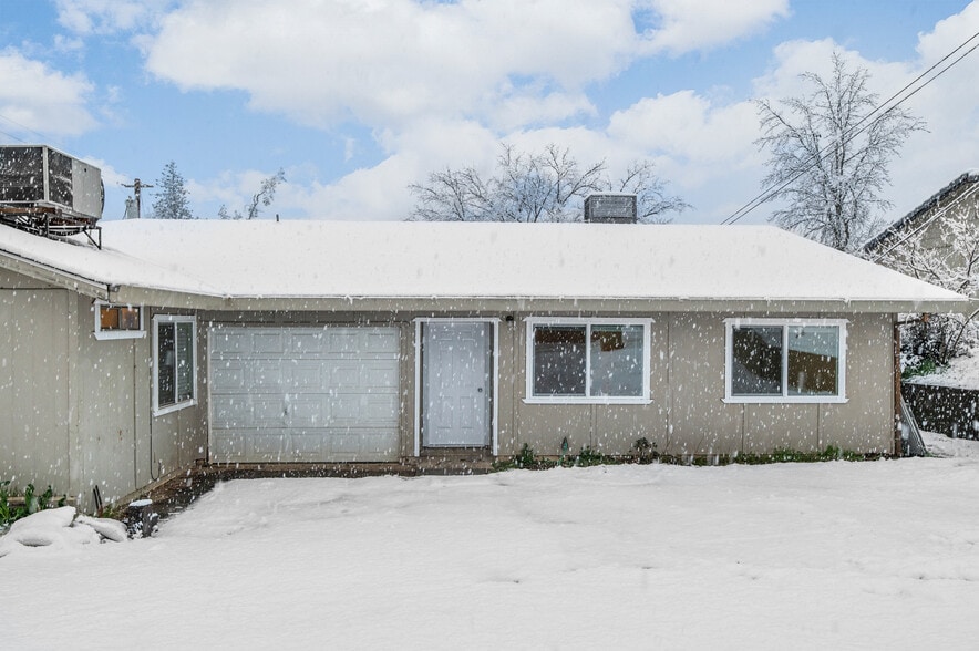 Building Photo - 2104 Rosamond Ave Apt 3