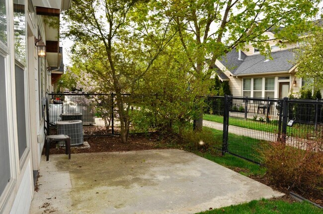 Building Photo - 3 bed 2.5 bath Townhome with A/C & gas fireplace