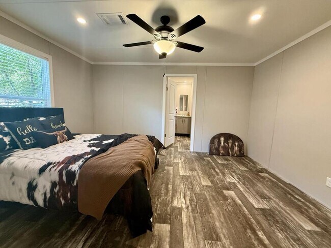 Building Photo - 1808 Sheila Dr