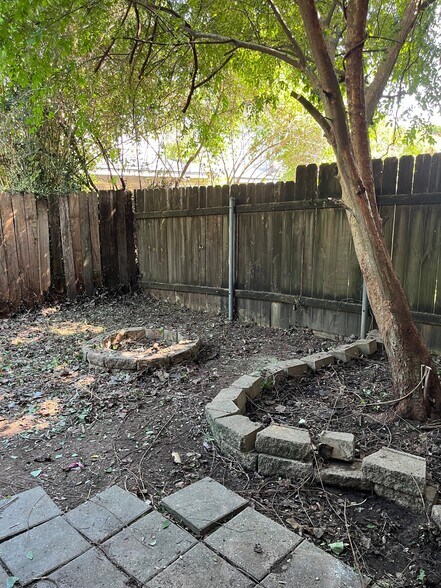 Building Photo - 2826 La Ave