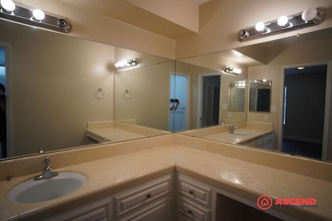 Building Photo - Phenomenal Home Located In Gated Community!