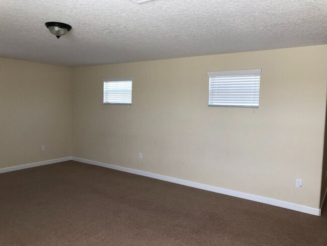 Building Photo - 5 Bedroom / 3.5 Bathroom House at Independ...