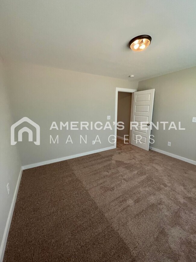 Building Photo - Home for Rent in Weaver, AL!!! Available to View Now! PRICE REDUCTION!! Sign a 13-month lease by ...