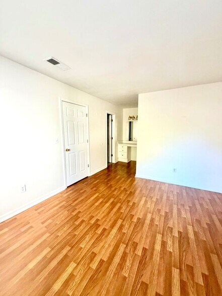 Building Photo - 3595 Woodbriar Cir