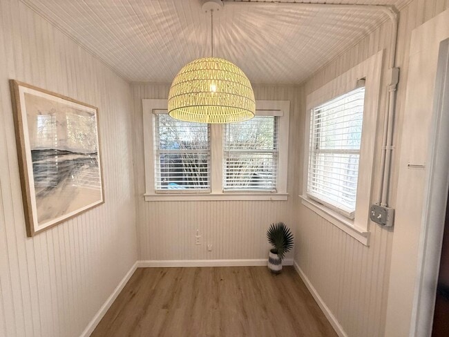 Building Photo - Charming Beachside Rental!