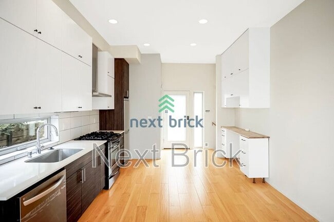 Building Photo - 122 22nd Ave