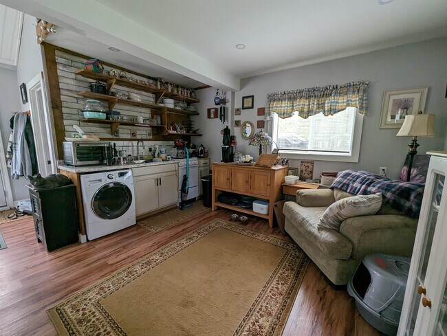 Building Photo - 11 Dana Ave