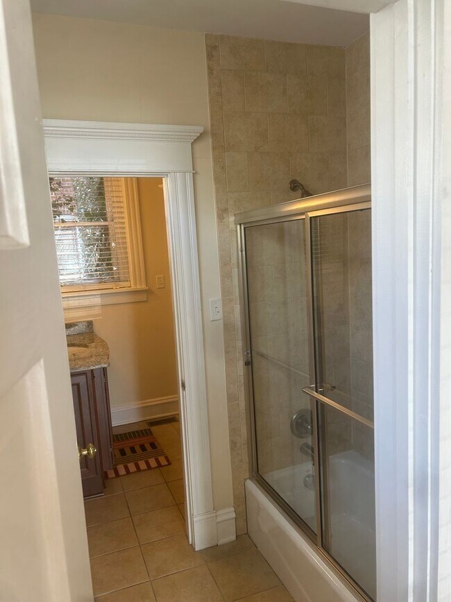 Building Photo - 3005 Monument Ave