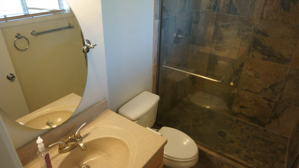 Building Photo - 3304 S Parkside Dr