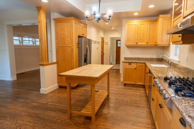 Building Photo - 4Bd/2.75Ba Seattle House