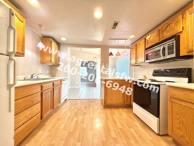 Building Photo - 3 Bedroom House