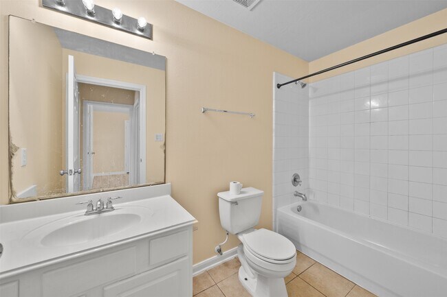 Building Photo - 12119 Lakewood Villa Dr