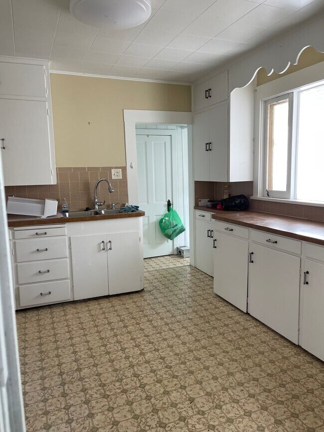 Building Photo - Nice 3 Bedroom Home near Downtown