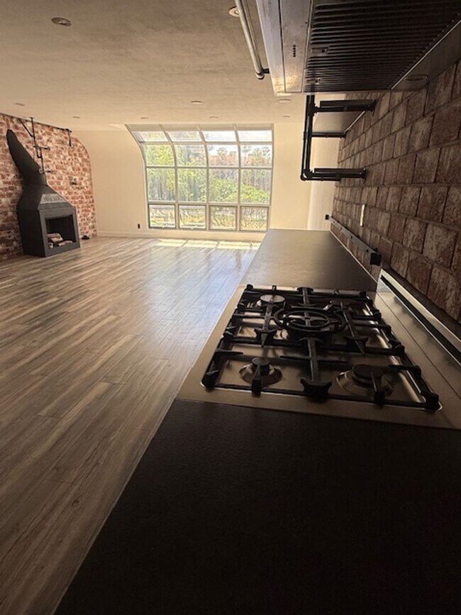 Building Photo - Unique Condo in Huntington Harbor