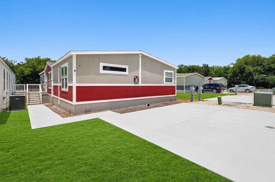Building Photo - 2033 Daisy Lou