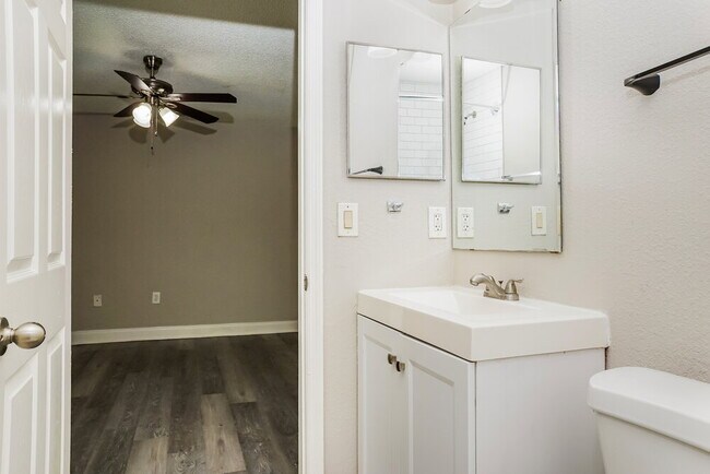 Building Photo - 1616 27th Ave E