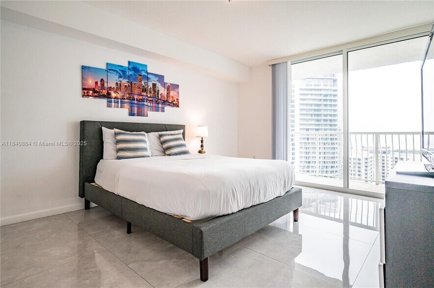 Building Photo - 1200 Brickell Bay Dr