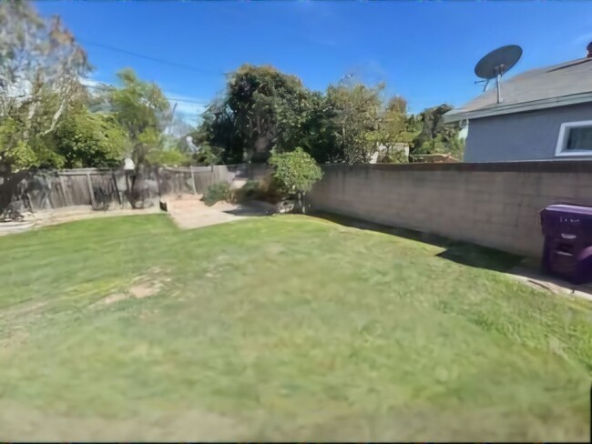 Building Photo - NEW PRICE REDUCTION: House 2bd 1ba- yard, ...