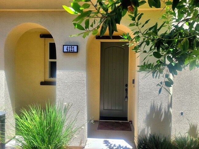 Building Photo - Gorgeous 4 Bedroom 4Bath Home With Solar a...