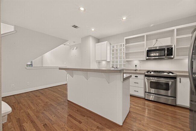 Building Photo - 733 W 22nd St