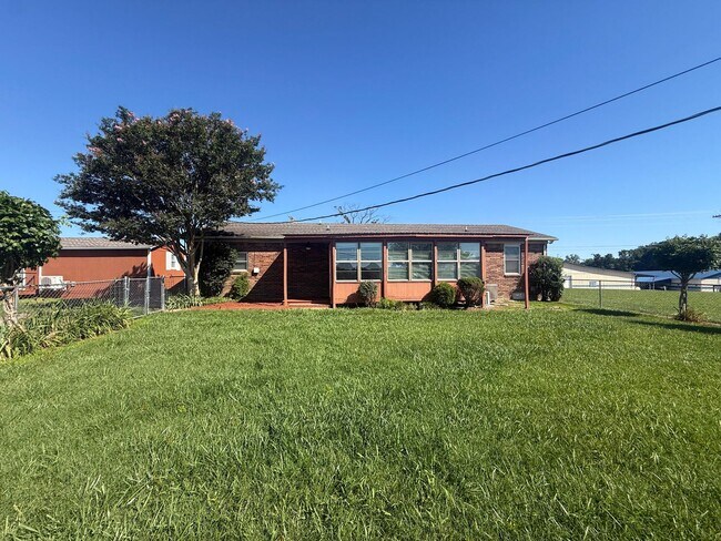 Building Photo - Pet-Friendly 3-Bedroom Home with Fenced Yard, Sun Room & Utilities Included