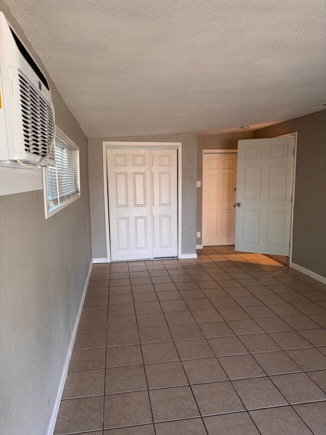 Building Photo - Beautifully Updated 4/2 in Old Fig