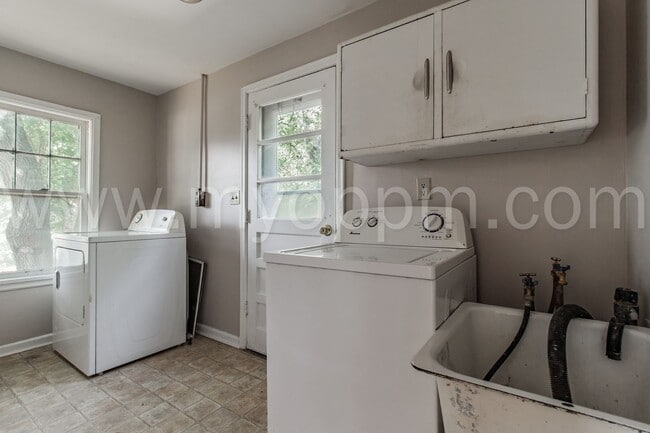 Building Photo - 2 Bedroom Home | Near Offutt Air Force Base