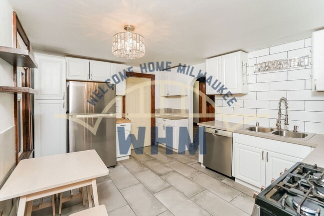 Building Photo - 1721 S 72nd St