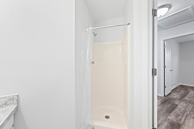 Building Photo - Beautifully Updated Townhouse