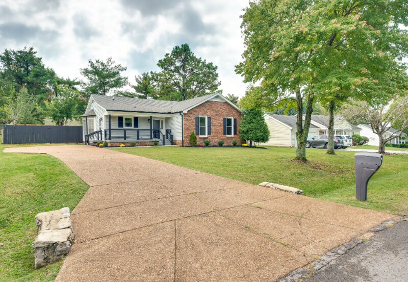 Building Photo - 520 Riverview Dr