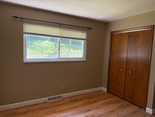 Building Photo - Lindbergh Schools 3BD 2.5 Bth Open Floor Plan