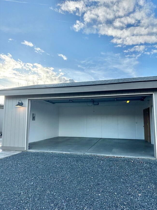 Building Photo - Light & bright single level home in NE Bend!