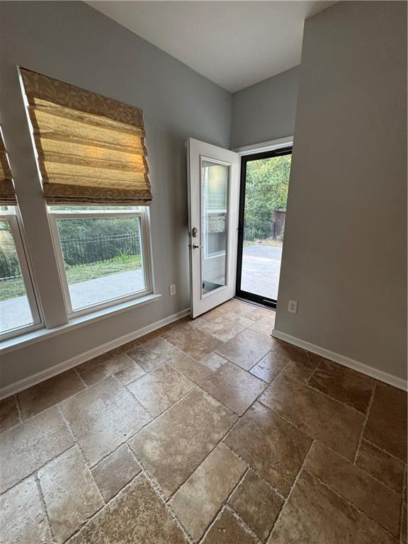 Building Photo - 2875 Goldfinch Cir