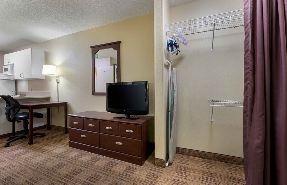 Building Photo - Furnished Studio-Indianapolis - Castleton