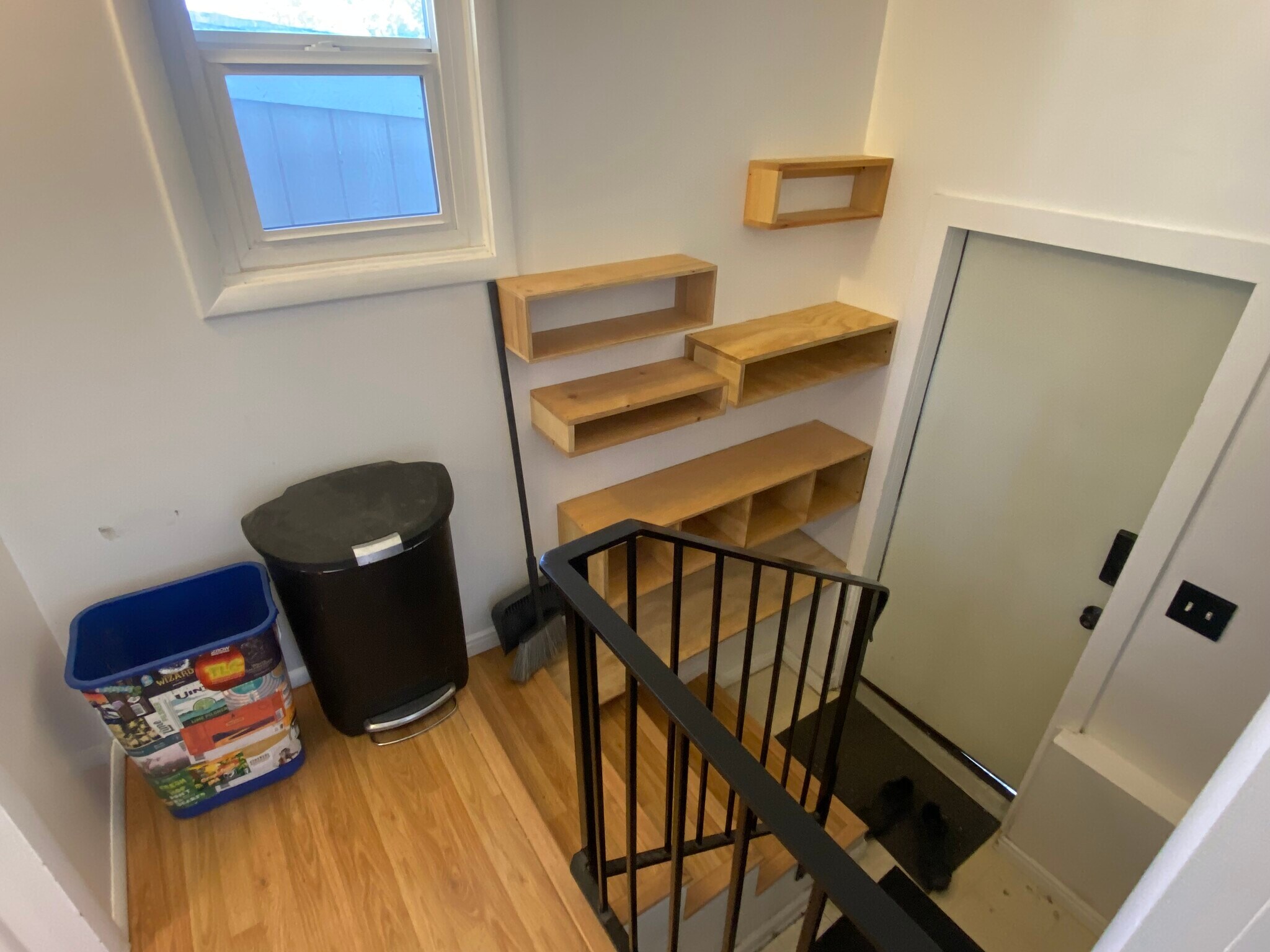 Building Photo - 160 E Leslie Ave