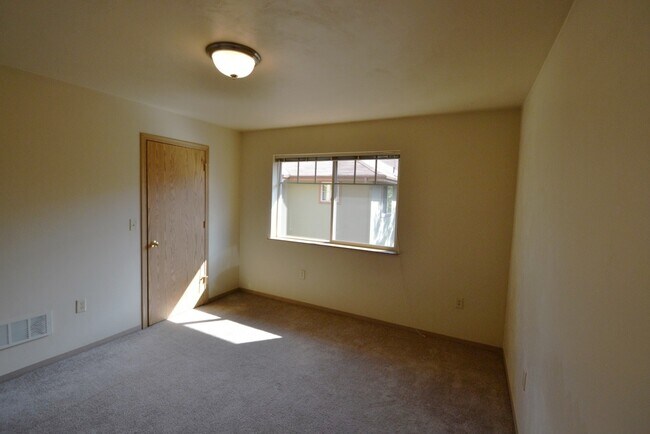 Building Photo - 2 Bed Townhouse with lots of Storage! Blocks from U of O!!