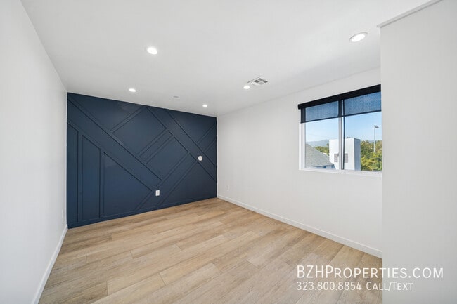 Building Photo - 835 N Harvard Blvd